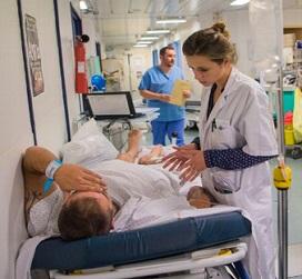 Discussion entre une infermière et un patient