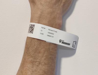 Patient wristband for patient flow tracking