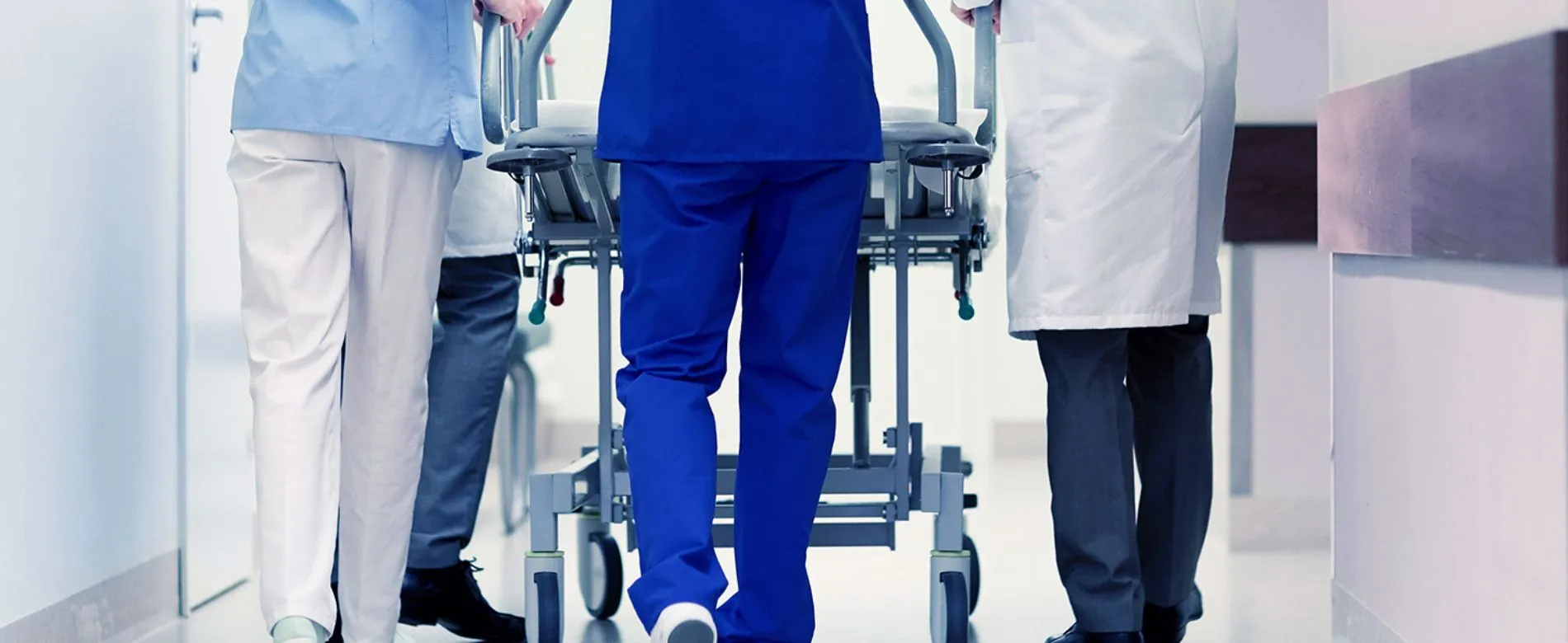 brancardier dans un couloir