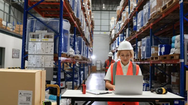 worker using asset tracking solution