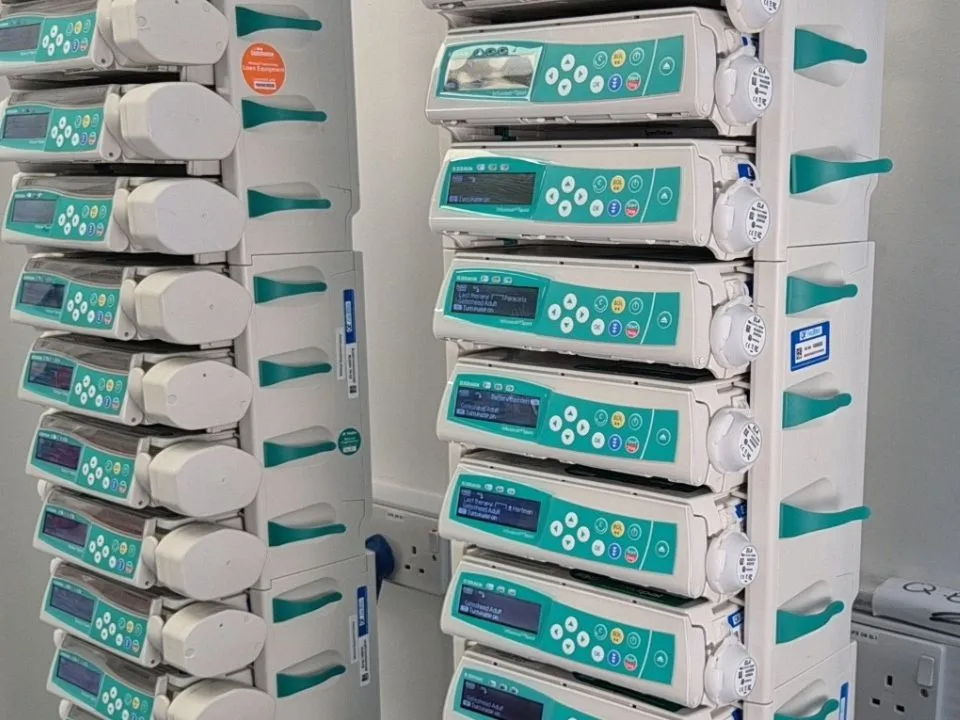 infusion pumps with active and passive tags