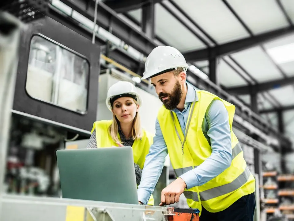 wokers using lorawan technology in a warehouse